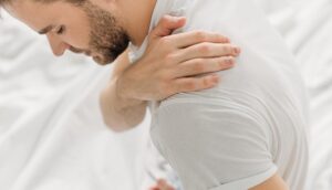 علاج آلام الكتف الأيمن